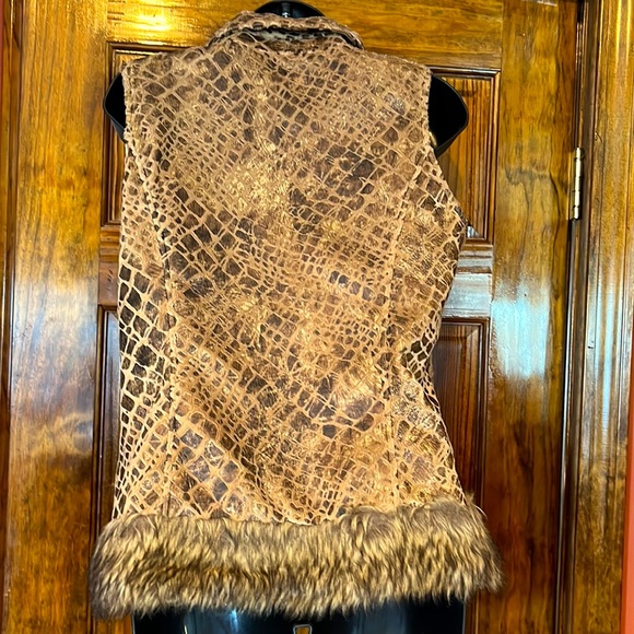 Faux Fur Animal Print Vest - Picture 4 of 7
